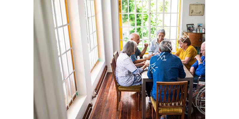 小伙被父亲联合后妈赶出家门，5年后霸气归来，看见后妈愣住了