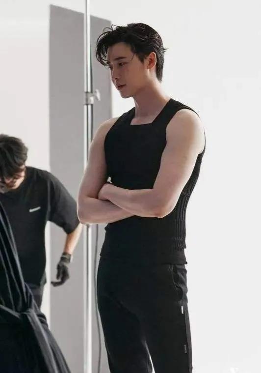 韩国学生党提气色润唇膏,润唇膏涂脸韩剧