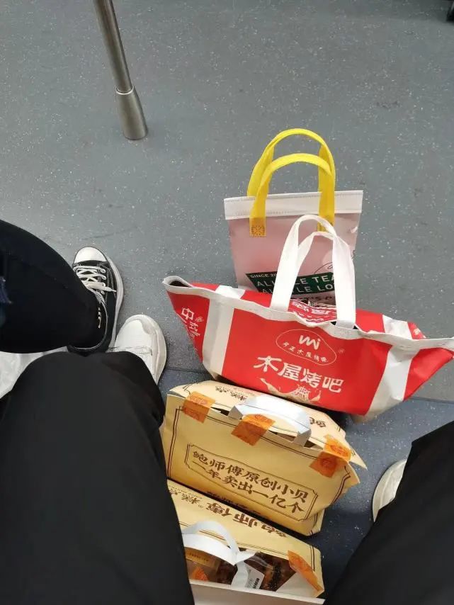 这届香港人，爱上从深圳代购奶茶