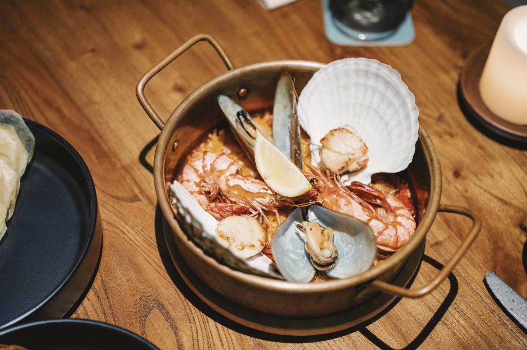 三亚沙滩和碧海蓝天,三亚有清澈的海水和美丽的沙滩