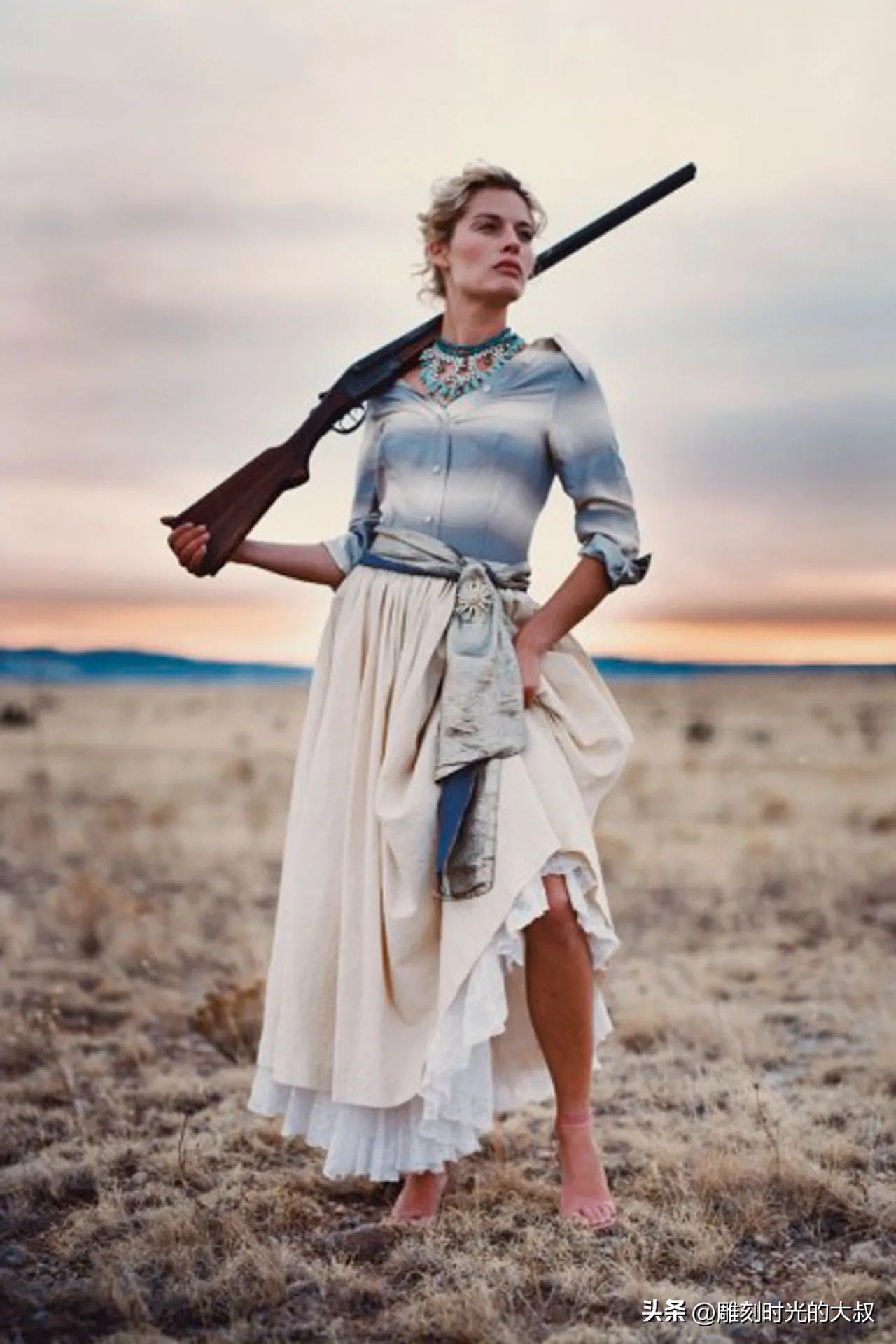 作品充满隐喻与象征主义，讽刺和暧昧：备受赞誉的当代时尚摄影师