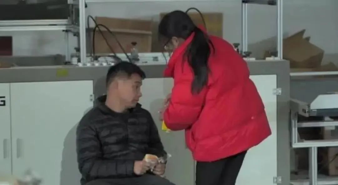 被骂“狗都不如”的脑瘫少年,带着35名残疾人创业年入1000万!背后的女人更让我感动