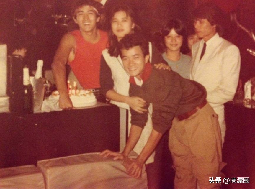 最近港人挤爆的这个地方，是香港八卦第一产地