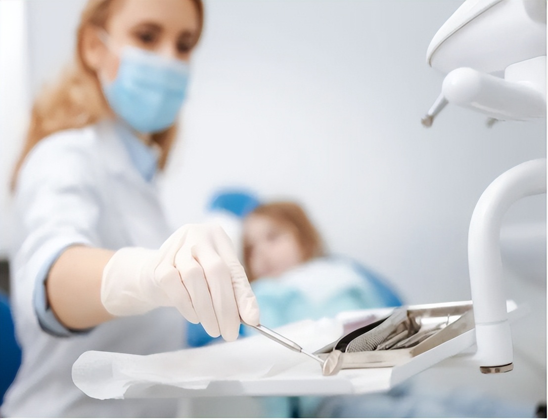 牙齿表面软软发臭的“黄泥”到底是什么?教你三招,轻松去除