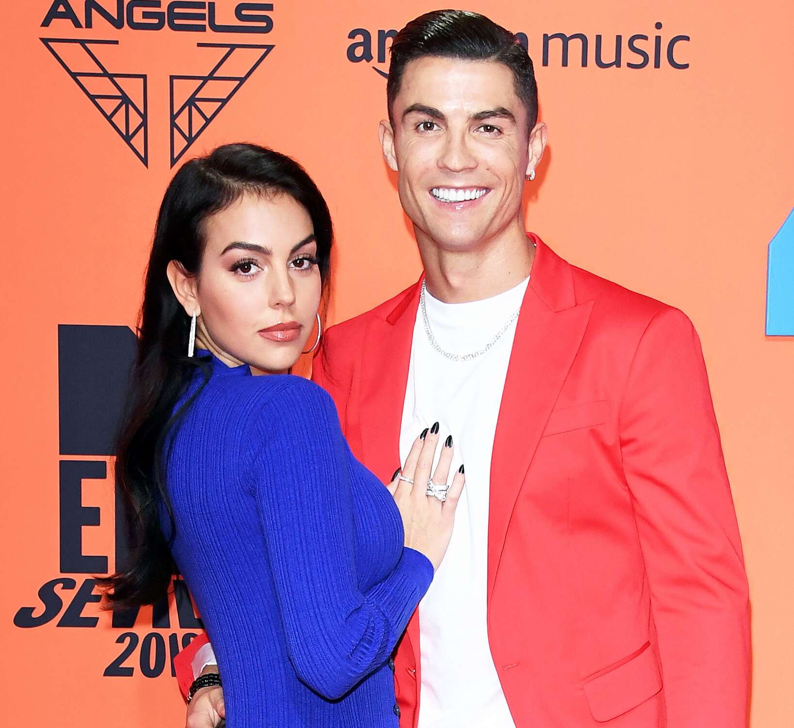 梅西和妻子出席活动,梅西妻子安东内拉红裙出席活动