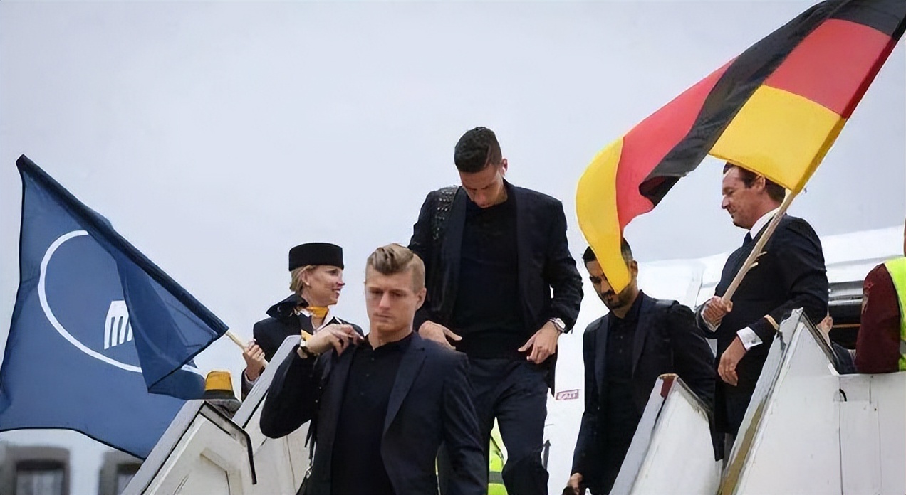 扎心！德国队回家酒店留下上百箱矿泉水，还有18世界杯没用完的纸箱