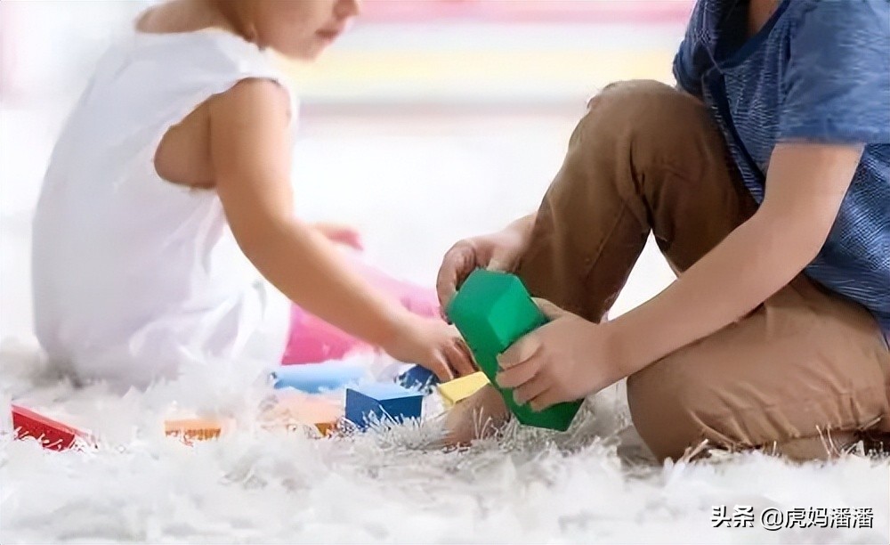 两个小孩相互抢玩具打架怎么教育,孩子发生矛盾抢玩具家长怎么解决