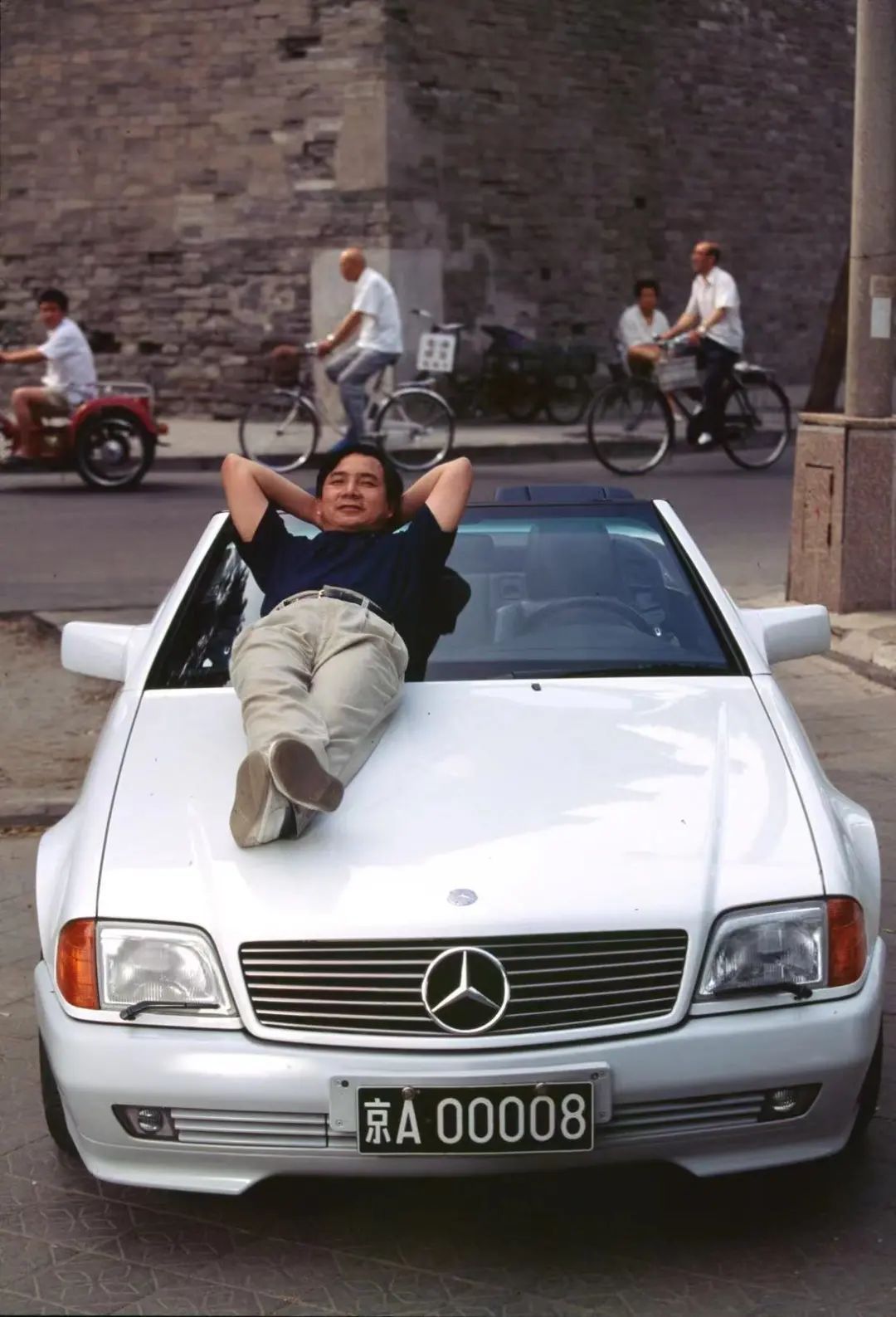 周迅陈凯歌周润发甚至戈尔巴乔夫这些明星的名场面,都是他拍的