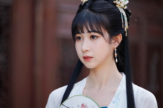 我从长安街上买回了一个漂亮的男人。为着他母亲妹妹，跟了我三年