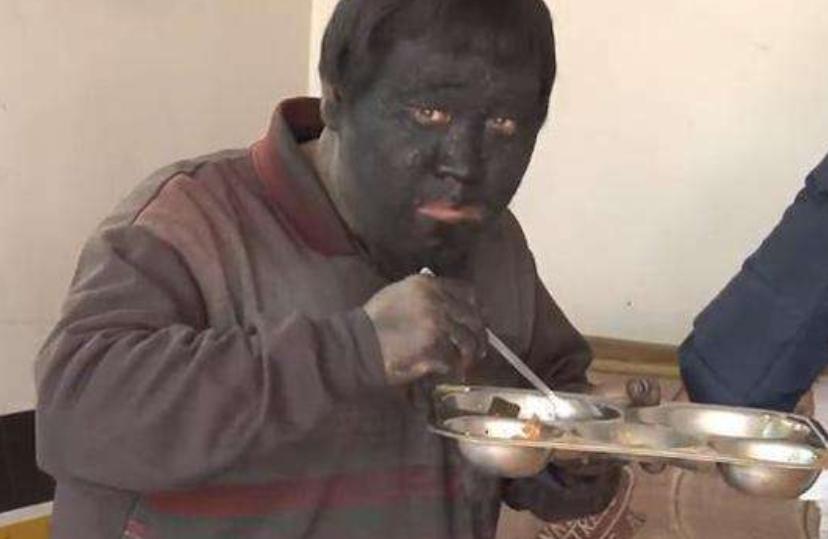 韩国男子每天用鞋油抹脸纪录片,韩国男生每天擦脸