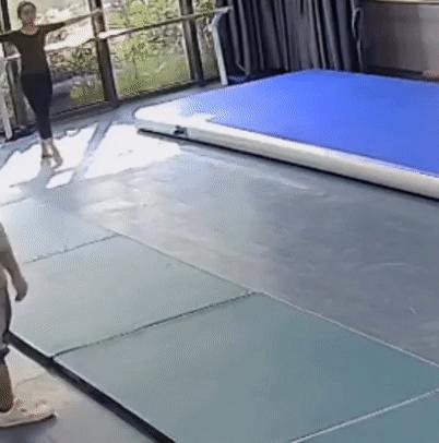 走路走累了坐下歇歇,走路累了继续走就不累了