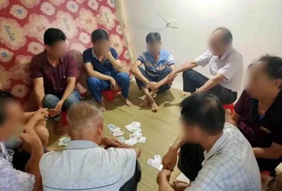 民警抓捕吸毒人员受伤,民警抓捕吸毒犯受伤