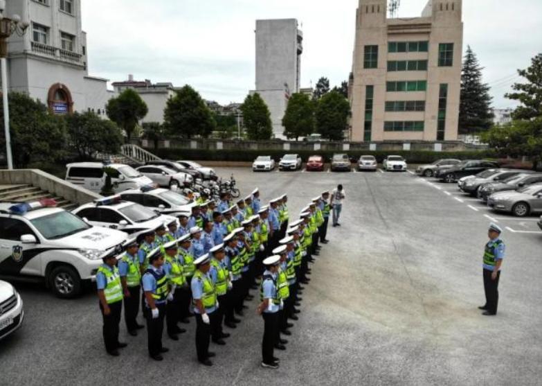 香港乱不乱我说了算？香港狂人季炳雄，遭全球通缉为何只判17年