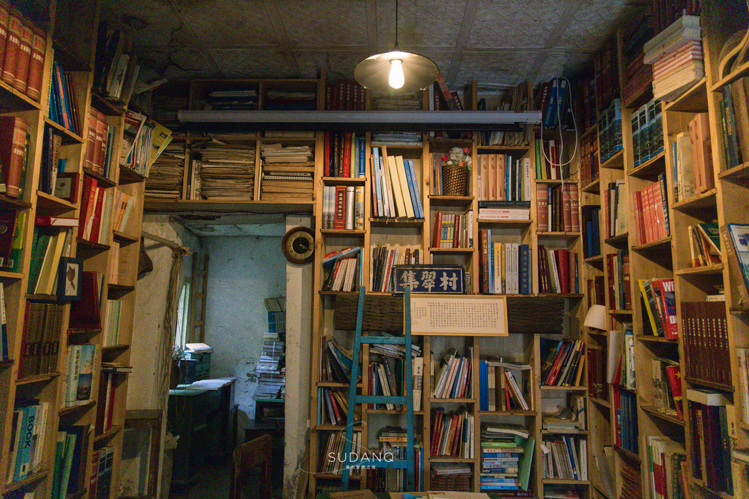 老重庆人的“网红生活”：画家资助老茶馆，大明星打卡旧书屋