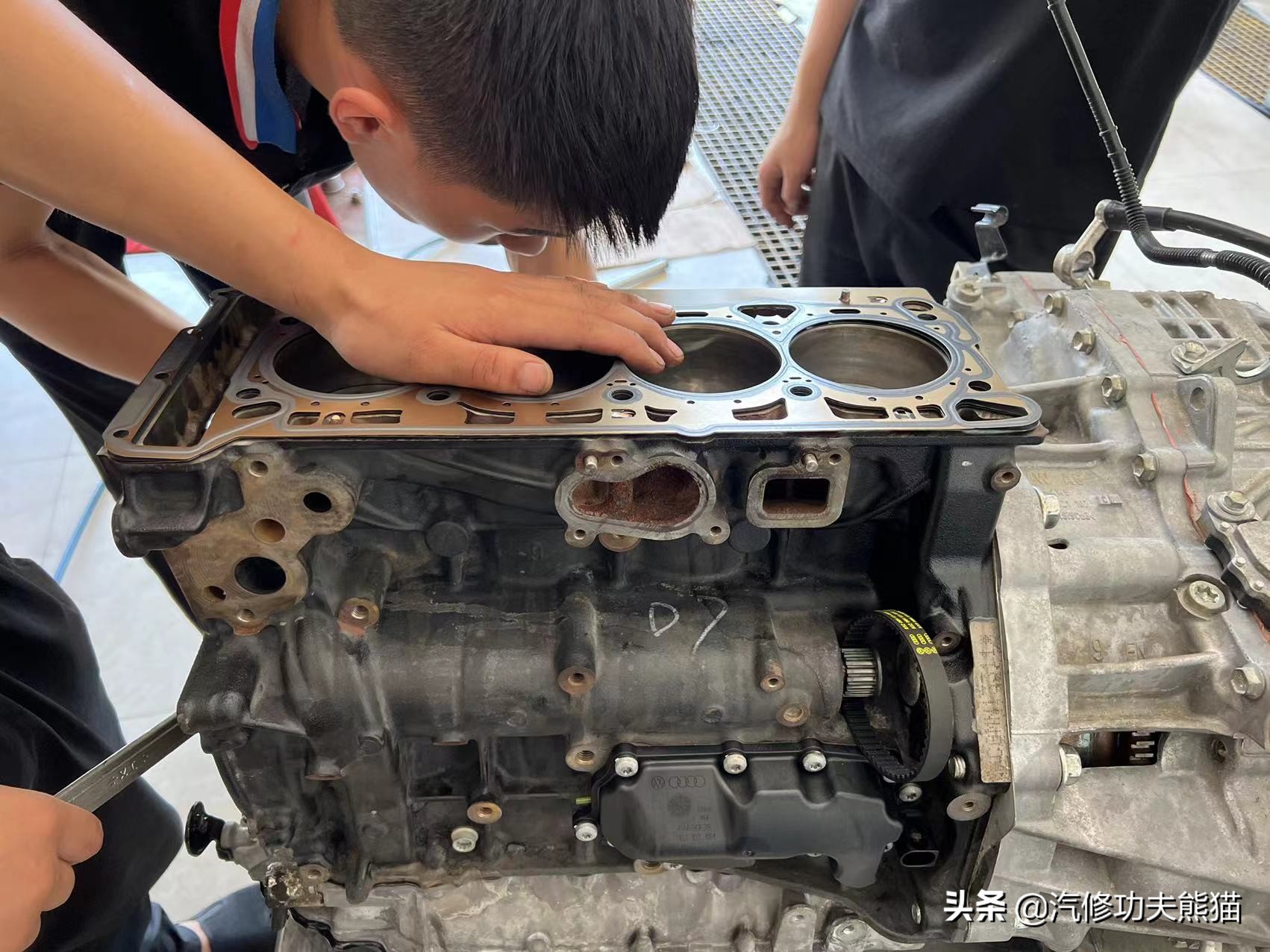 严谨的德国工人钣金修复,严谨的德国师傅修复事故车