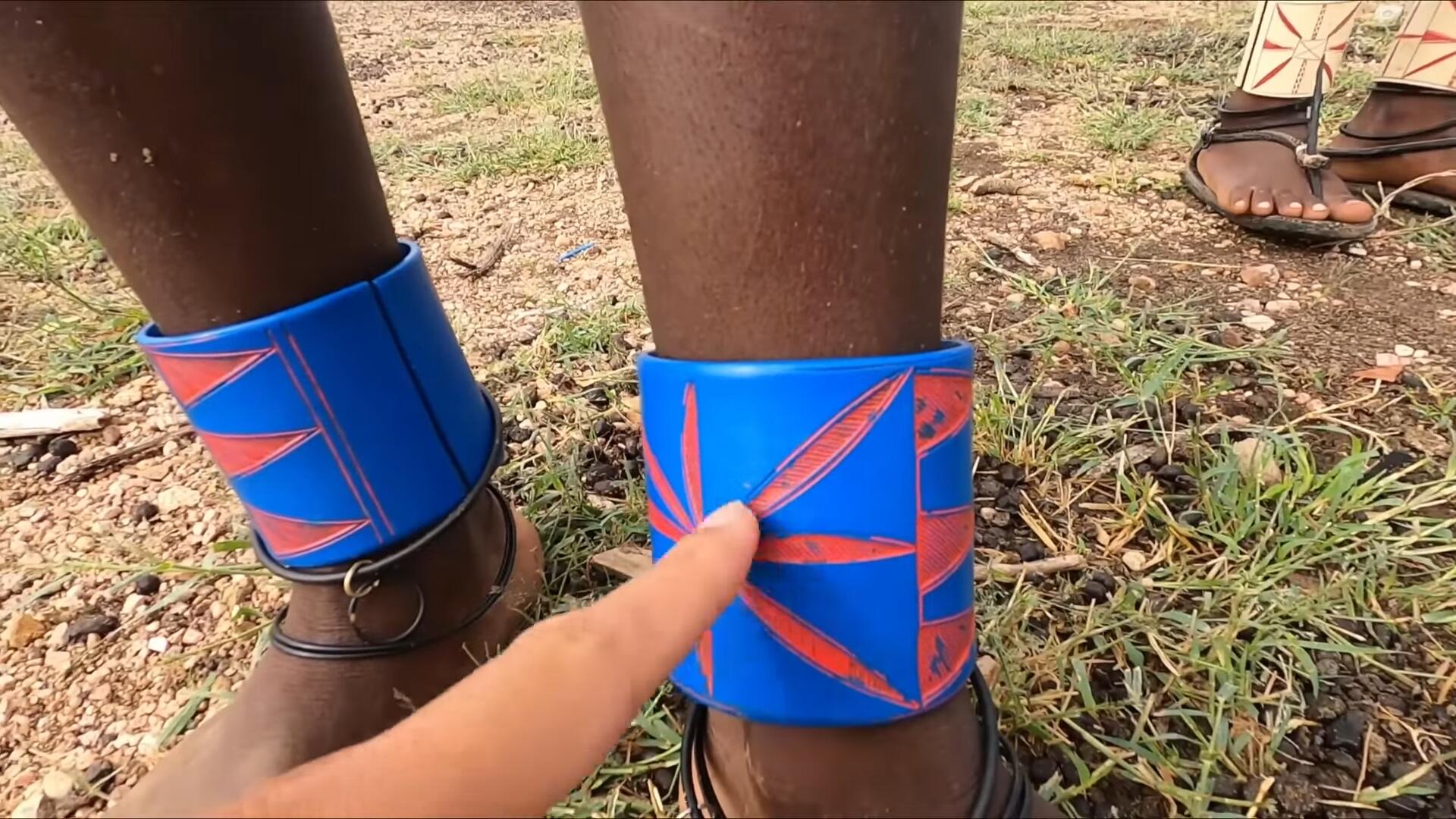 非洲神奇的部落，用牛粪做发型，偶遇不穿衣服的女孩