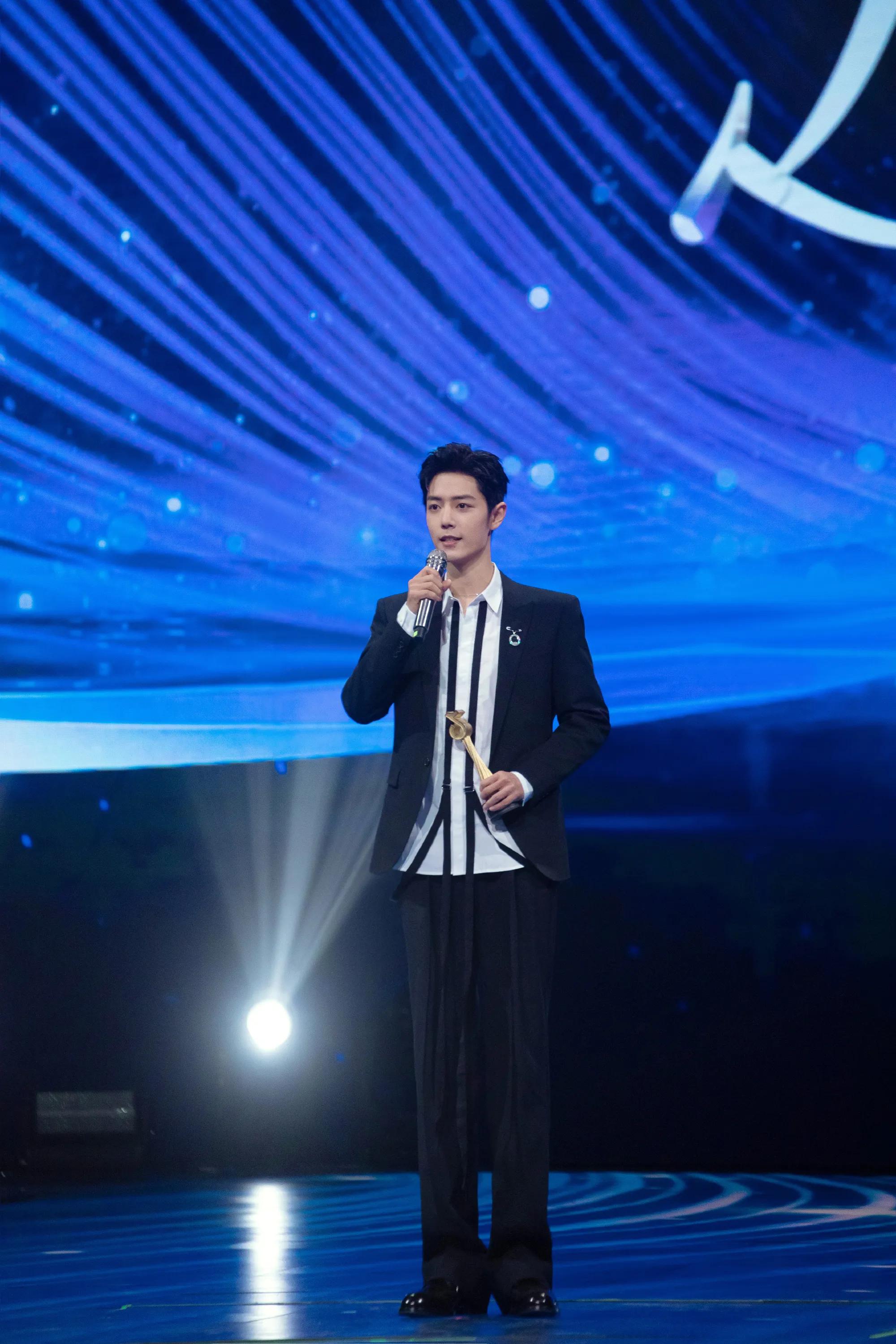 肖战近期活动造型,肖战微博之夜两套造型