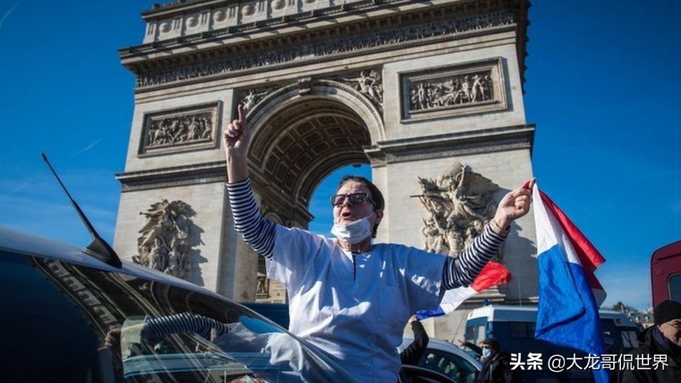 巴黎警察向抗议者扔催泪弹,法国警察抗议现场