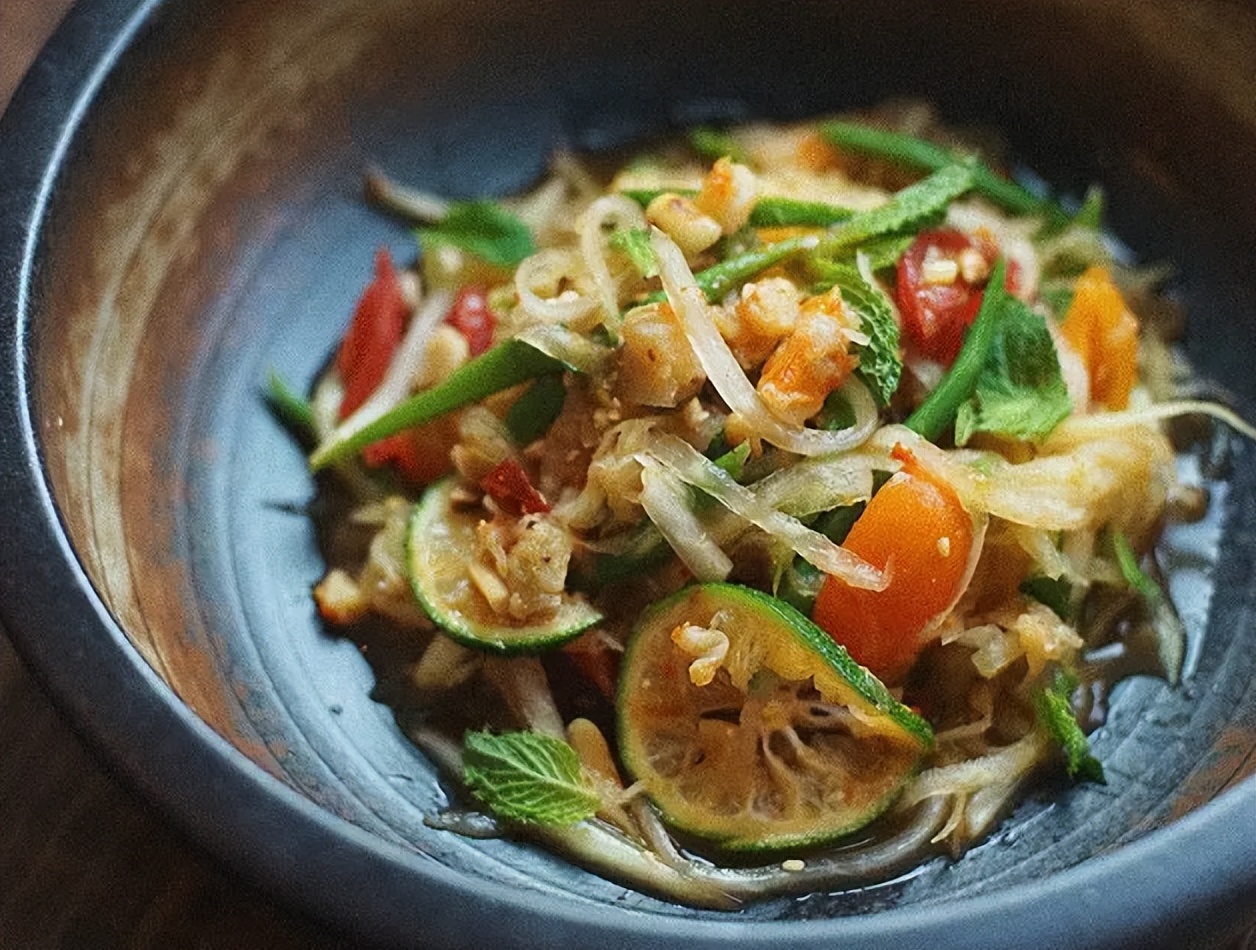 泰国曼谷街头美食草莓冰沙,泰国曼谷nana吃美食