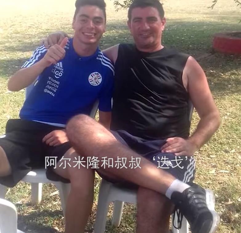 圣詹姆斯公园的右翼天使，用“桔光”照亮着喜鹊前进的方向