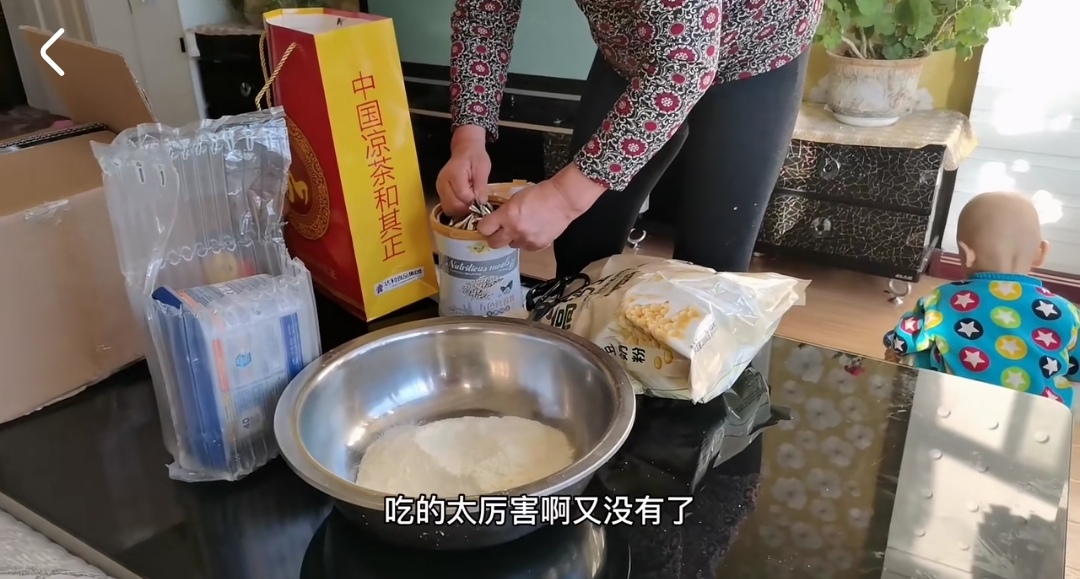 老人为省奶粉钱给一岁孙女炒面粉,老人给孩子喝便宜奶粉出现问题