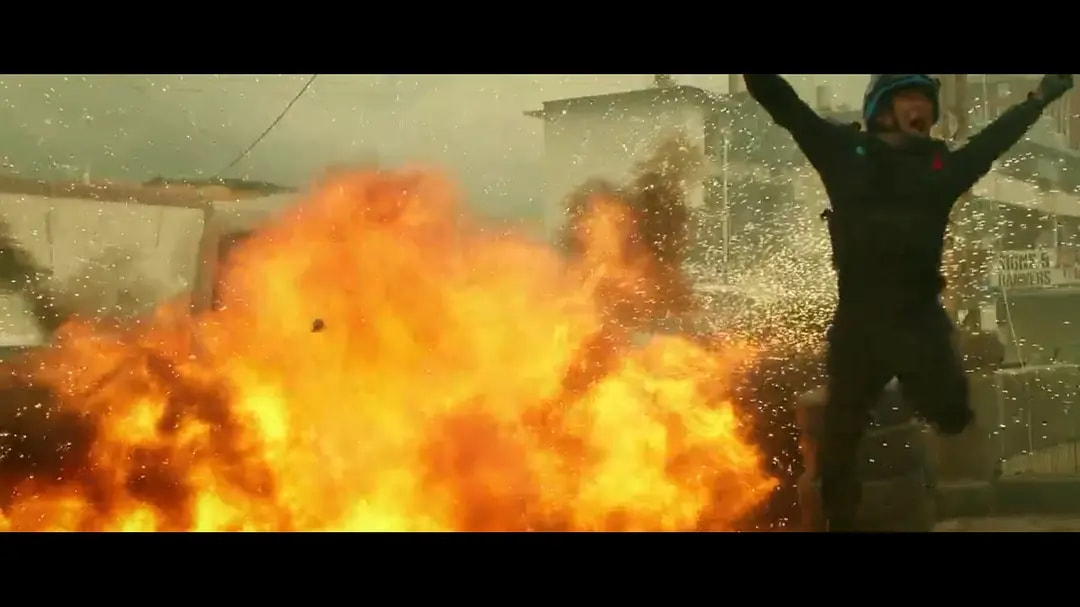 这部网大上线就热度第一,口碑却两极分化,堪称低配《拆弹专家》