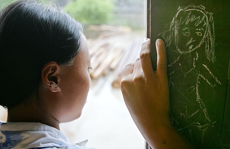 荒唐案件:42岁无证医生控制17岁姑娘，还在*体下**上“锁”闻所未闻