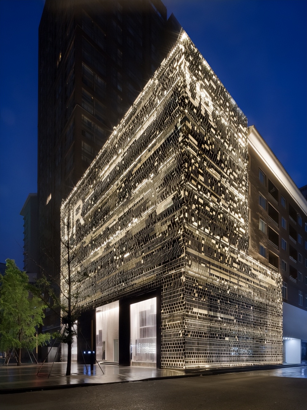 从默默无闻到全球开店，UR（URBANREVIVO）见证中国时尚业发展