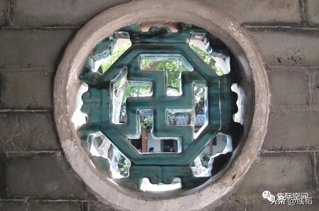 “卍”很委屈，老是替人背锅；“卐”更冤枉，还没处说理去