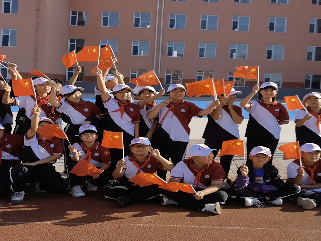 喜迎二十大共筑足球梦图片,喜迎二十大逐梦绿茵场