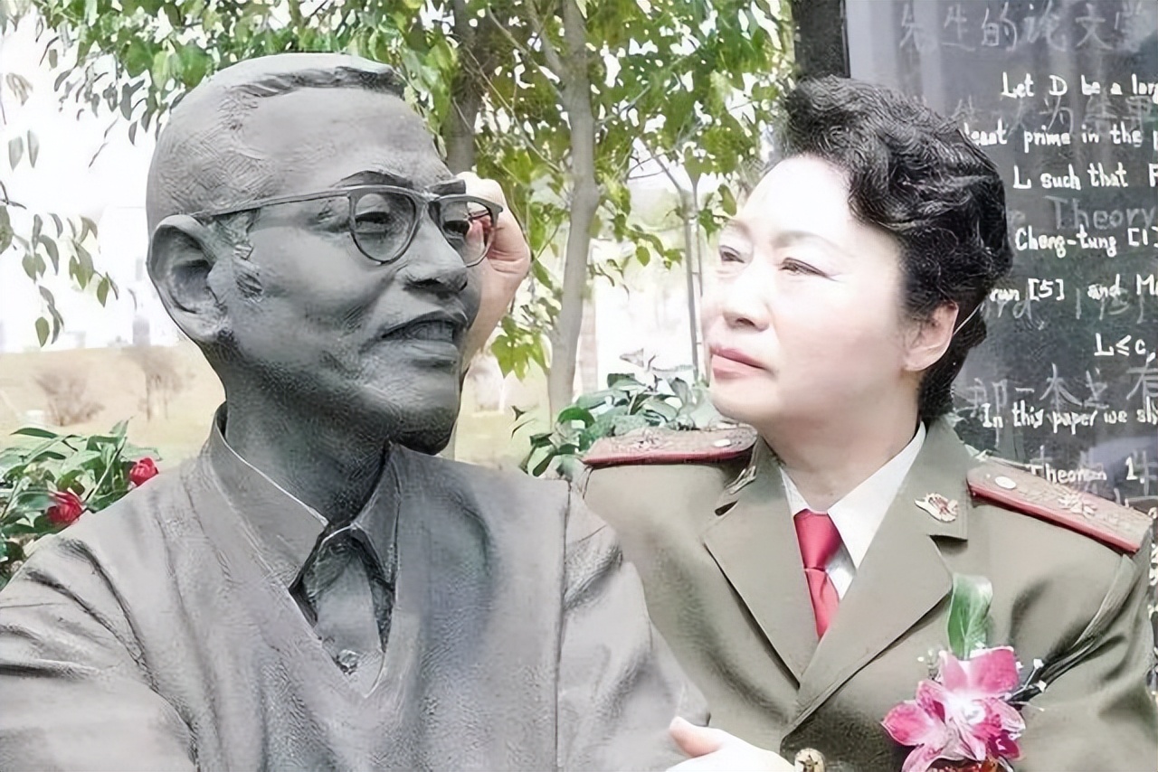 陈景润40岁誉满全球，47岁娶小18岁女军医，唯一的儿子成就如何