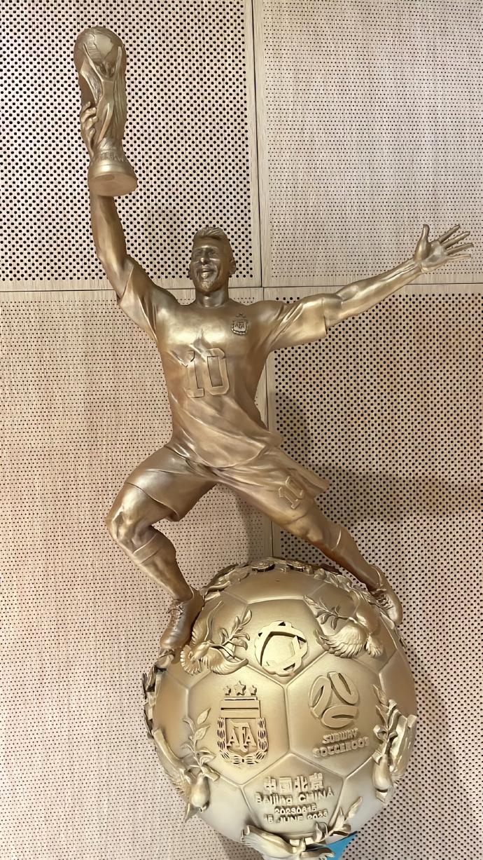 主办方梅西颁奖,今年阿根廷梅西首座冠军奖杯