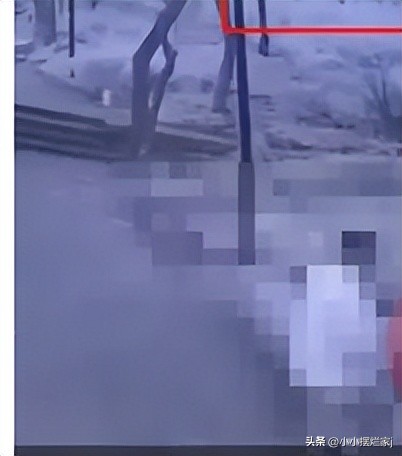 情侣在外面打闹,情侣被摄像机拍到