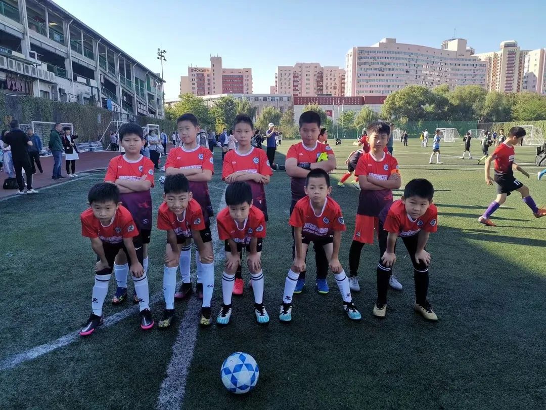 曾经躲在身后的小孩长大了,曾经躲在父母身后的孩子长大了