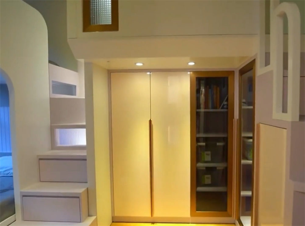 香港一家4口居住110尺劏房,香港一家五口住在豪宅