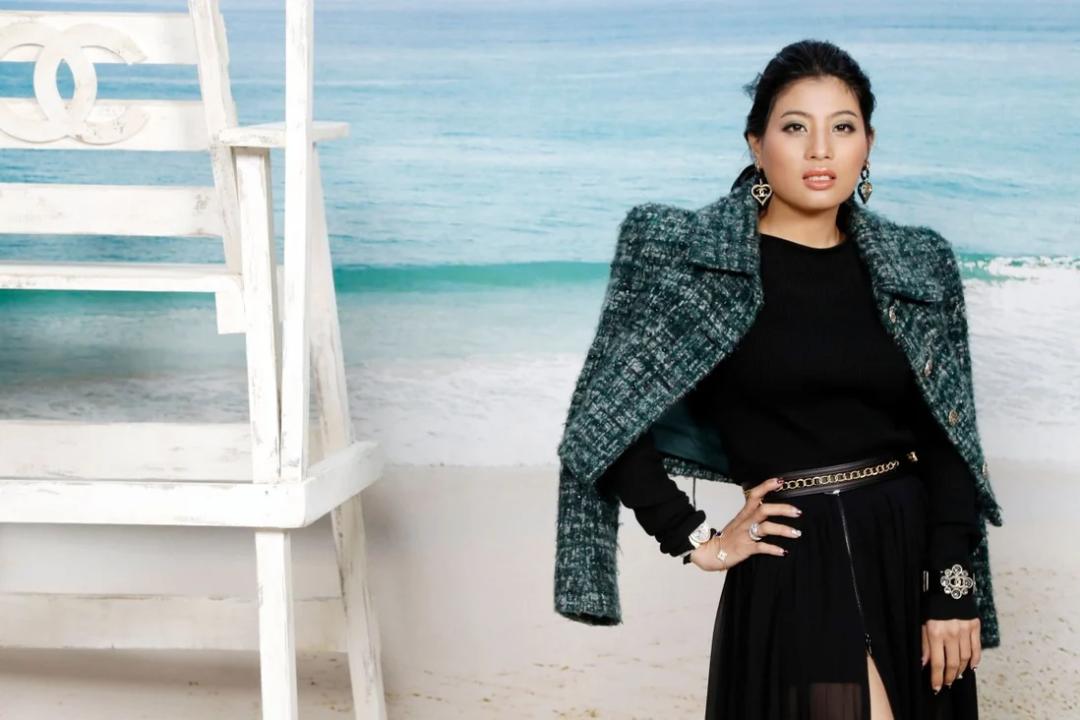 56岁泰国名媛：爱马仕随心背，带队打世界杯，还是泰王白月光？