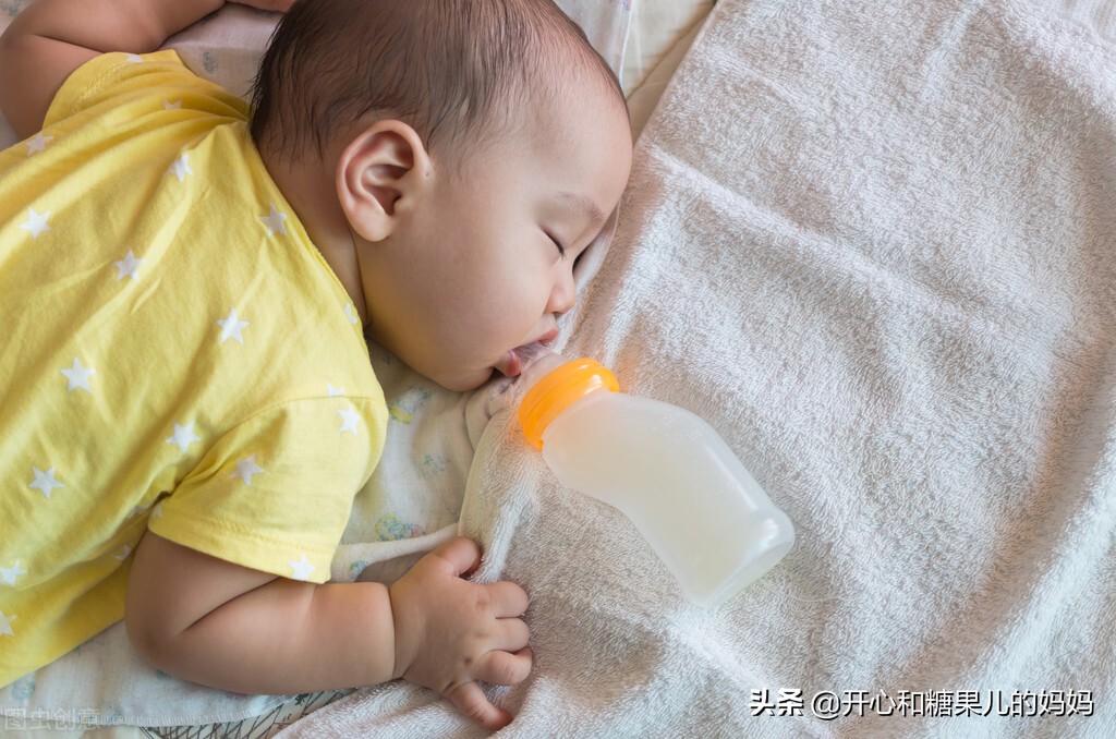 婆婆把5个月的孙子放在沙发上，去削苹果，儿媳听见咚一声气炸了