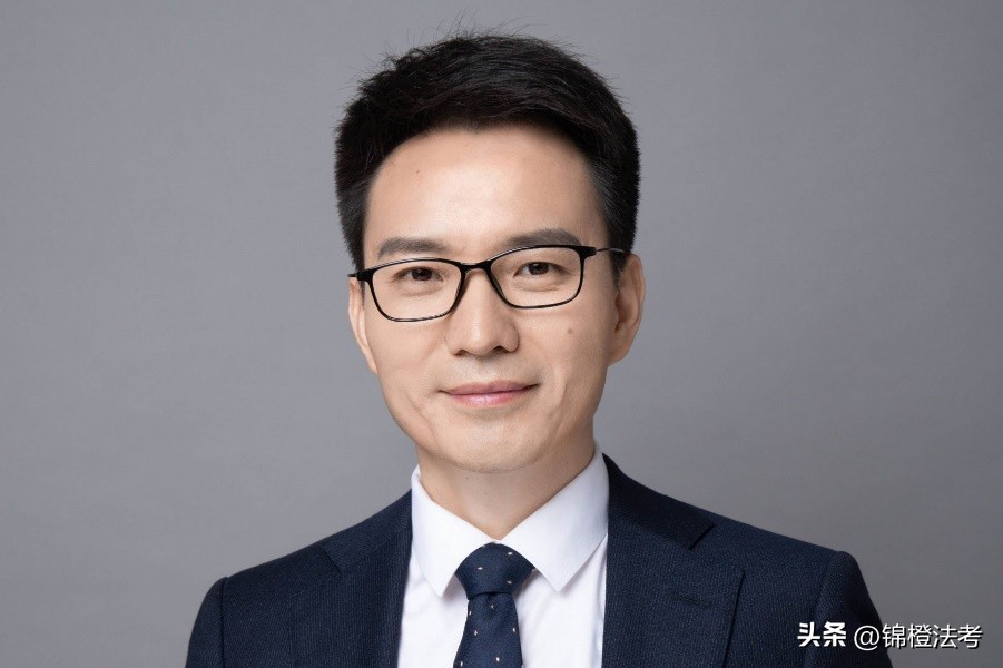 罗翔与柏浪涛哪个更适合法考小白,法考讲刑法刘凤科和罗翔哪个好