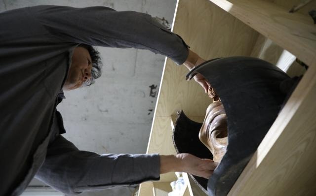 山西小伙卖房、花光百万，买了一屋烂树根，11年后价值无法估量