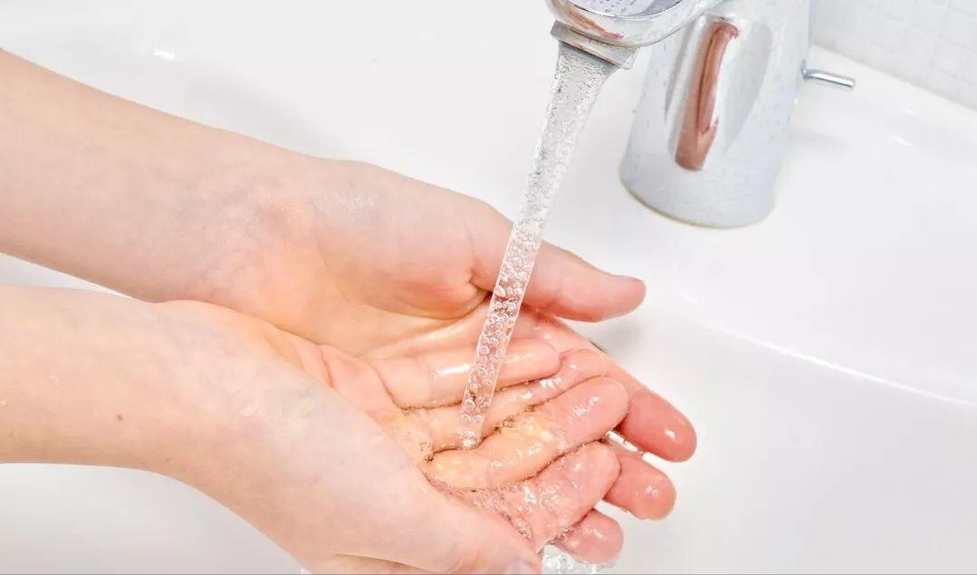 男子腹部痒,医生用镊子夹出16只阴虱!原来阴虱的传播途径有4个