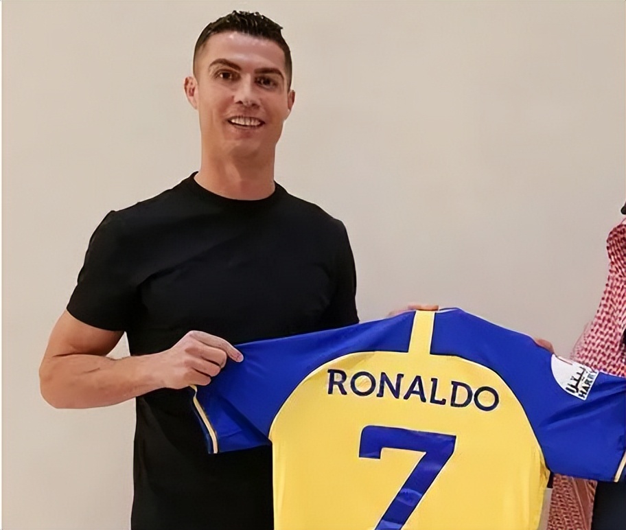 c罗沙特年薪一天多少钱,沙特c罗转会费