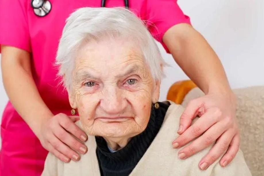 65岁老人喝牛奶好还是喝奶粉好,为什么医生不建议老年人喝牛奶