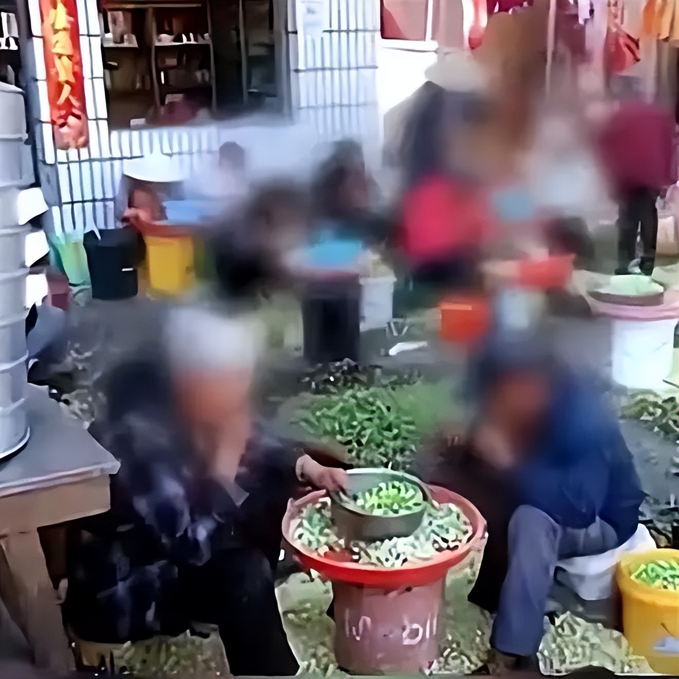 现剥蚕豆,脚踩酸菜视频被证实了吗