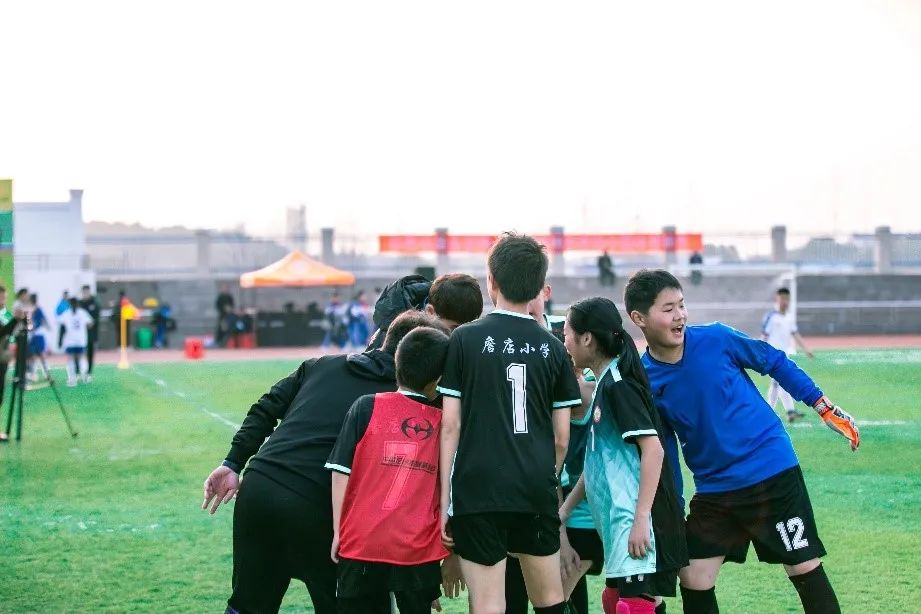 延期却不失约“美丽乡村足球季”志愿者和球队一起完成“加时赛”