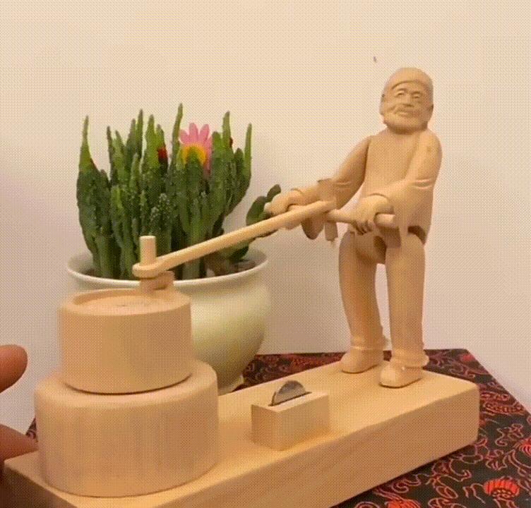 年轻小伙摆摊开店卖什么更挣钱,小伙开店推出免费单人煎饼