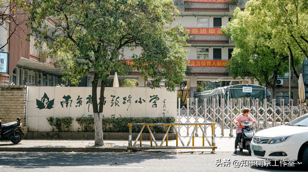 南京省中医门外，侯家桥道寻常