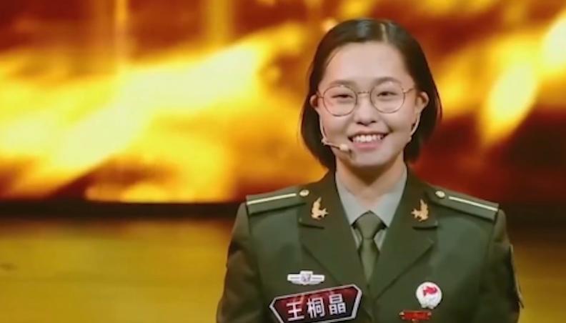 声临其境董卿到场全员起立,董卿出场众人起立