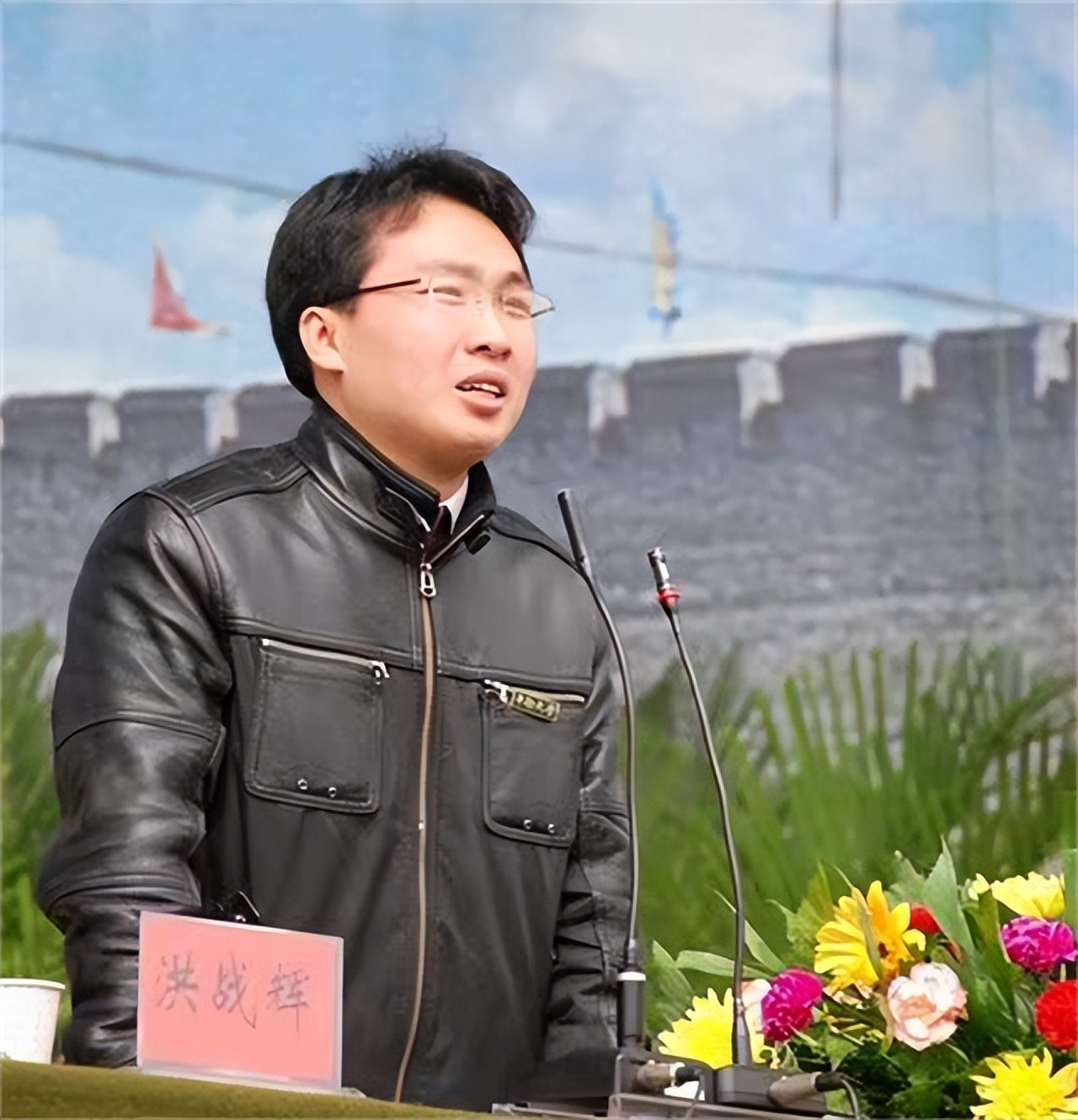 农村穷小伙进城上学捡废品,拾荒小伙供妹妹上大学