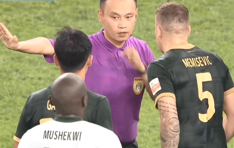 中超裁判被打得最惨的一次,中超球员因打裁判被禁赛一年