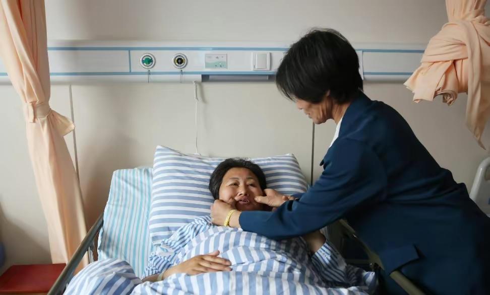 女护工照顾瘫痪富豪的瘫痪侄子,女护工照顾瘫痪小伙